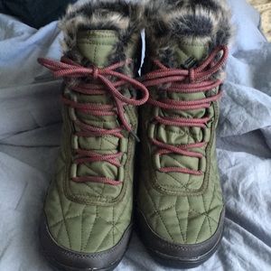 Columbia women’s minx short snow boots 3 size 9.5